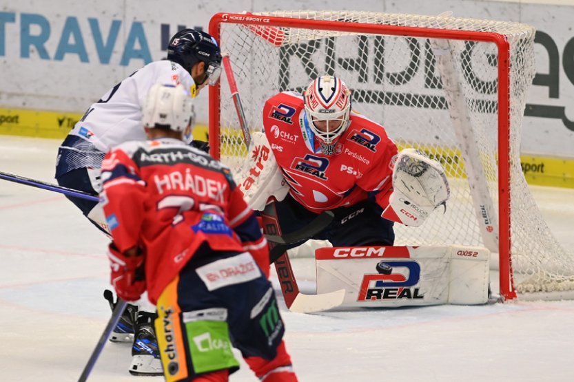 Pardubice vyhrály 7:3 na ledě Vítkovic, Radil pomohl hattrickem