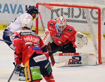 Pardubice vyhrály 7:3 na ledě Vítkovic, Radil pomohl hattrickem