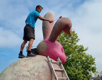 Kontroverzní plzeňská socha králíka požírajícího člověka dostává nový nátěr