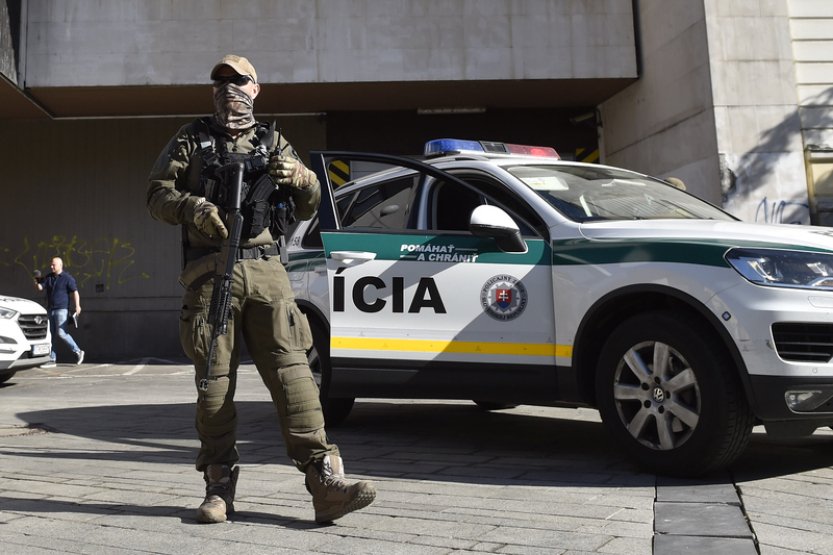 Útočník v Bratislavě postřelil čtyři lidi, policie ho podle médií zastřelila