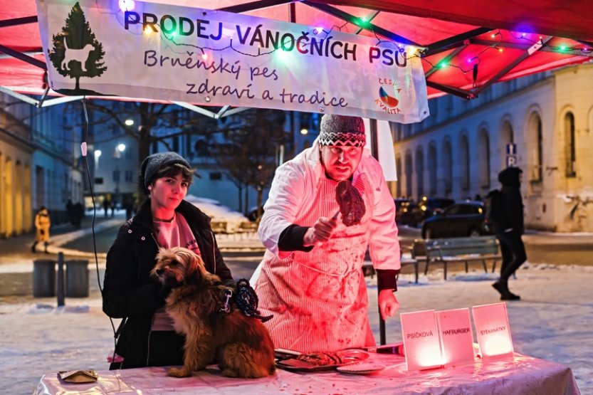Aktivisté za práva zvířat na happeningu v Brně nabízeli místo kaprů vánoční psy