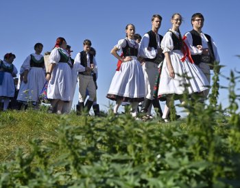 Do opravovaného areálu kostela na Zeleného hoře se vydala krojová pouť