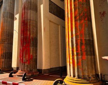 Braniborskou bránu, kterou v Berlíně poničili aktivisté, se nedaří vyčistit