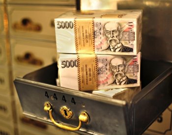 ČNB: Dluhy českých domácností u bank v srpnu stouply na 2,22 bilionu korun