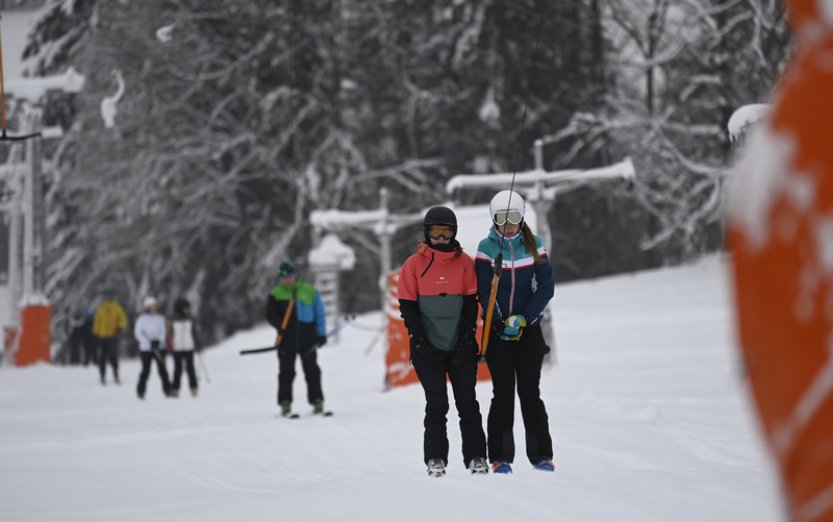 Do hor zamířily tisíce lyžařů, ski areály čekají hlavní nápor na konci roku