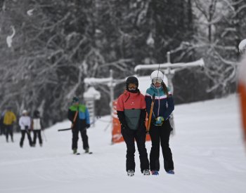 Do hor zamířily tisíce lyžařů, ski areály čekají hlavní nápor na konci roku