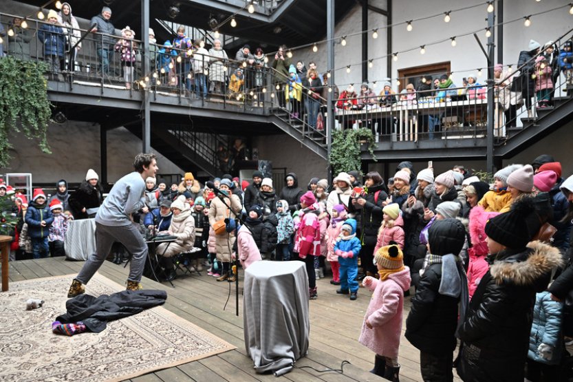 Stovky ukrajinských dětí s matkami přišly v Brně na mikulášský festival