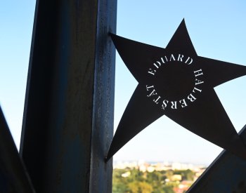 Devátá hvězda na Jantarovém schodišti slávy v Ostravě patří malíři Halberštátovi