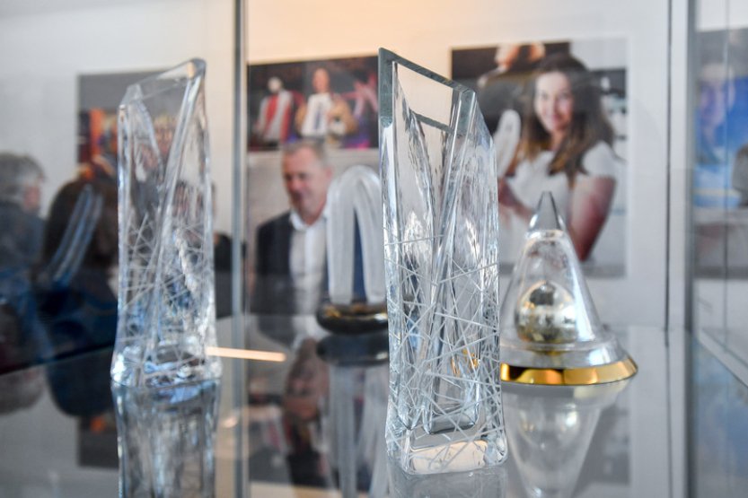 V liberecké Malé výstavní síni jsou známé sportovní trofeje i mince slavných