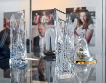 V liberecké Malé výstavní síni jsou známé sportovní trofeje i mince slavných