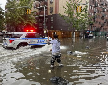 New York po silném dešti zasáhly bleskové záplavy
