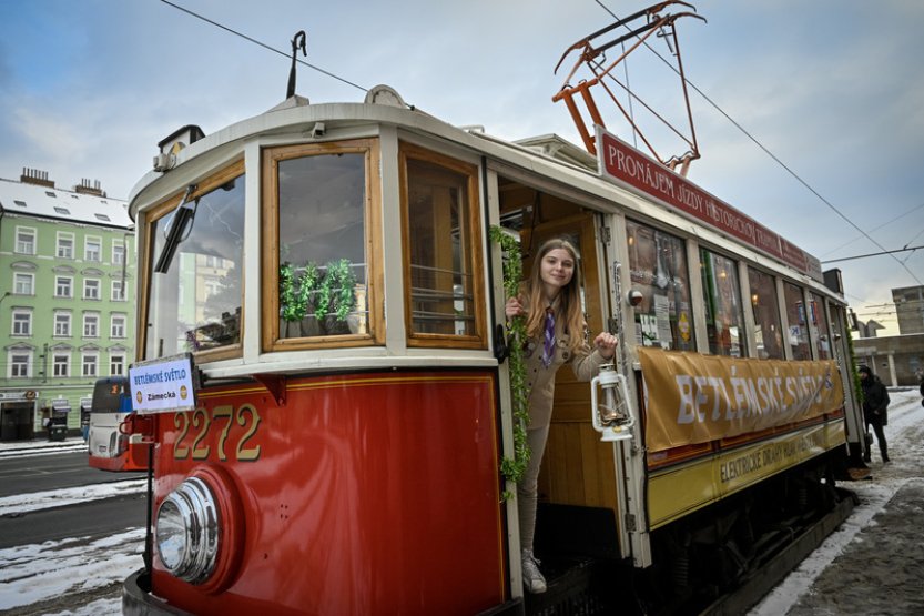 Skauti rozvezou po ČR betlémské světlo, v Praze ho budou vozit tramvaje