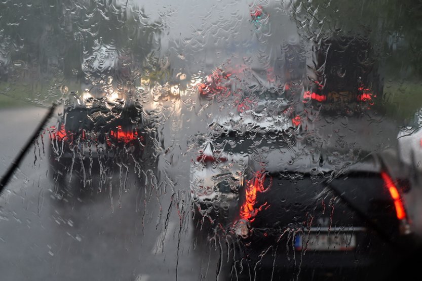 V jižní polovině ČR se dnes a ve středu ojediněle objeví silné bouřky