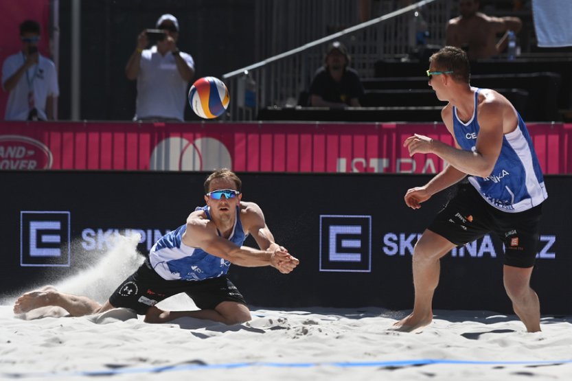 Beachvolejbalisté Perušič se Schweinerem si v Paříži zahrají o medaile