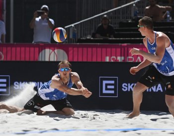 Beachvolejbalisté Perušič se Schweinerem si v Paříži zahrají o medaile