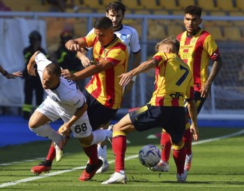 Neapol zvítězila v Lecce 4:0 a poskočila na třetí místo italské ligy