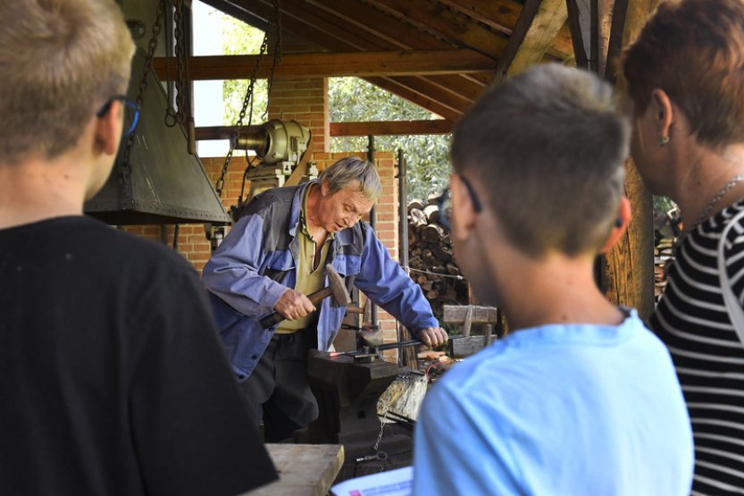 V obvykle nepřístupných dílnách kláštera Plasy lidé vyzkoušeli 20 starých strojů