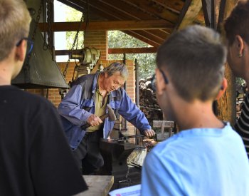 V obvykle nepřístupných dílnách kláštera Plasy lidé vyzkoušeli 20 starých strojů