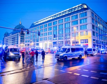 V centru Berlína prasklo obří akvárium, voda z něj se rozlila po okolí