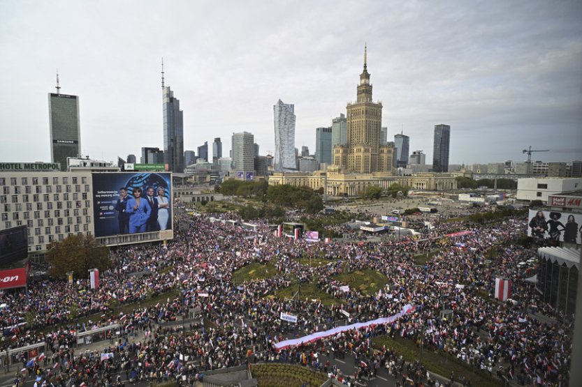 Opoziční předvolební demonstrace ve Varšavě se účastní mnoho tisíc lidí