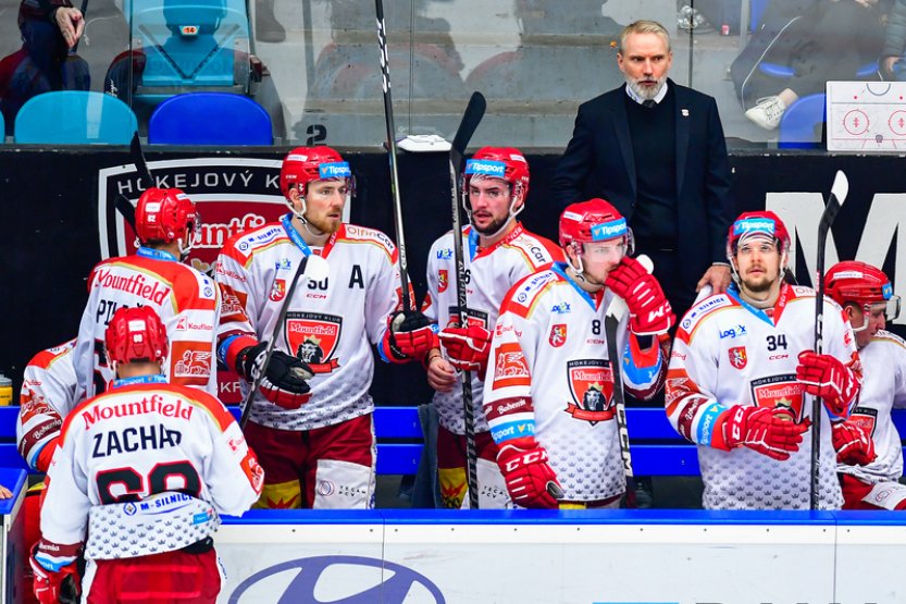 Hokejisté Karlových Varů v zápase obratů vyhráli na ledě Hradce Králové 4:2