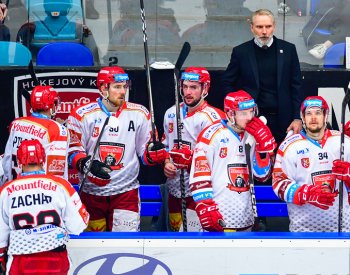 Hokejisté Karlových Varů v zápase obratů vyhráli na ledě Hradce Králové 4:2