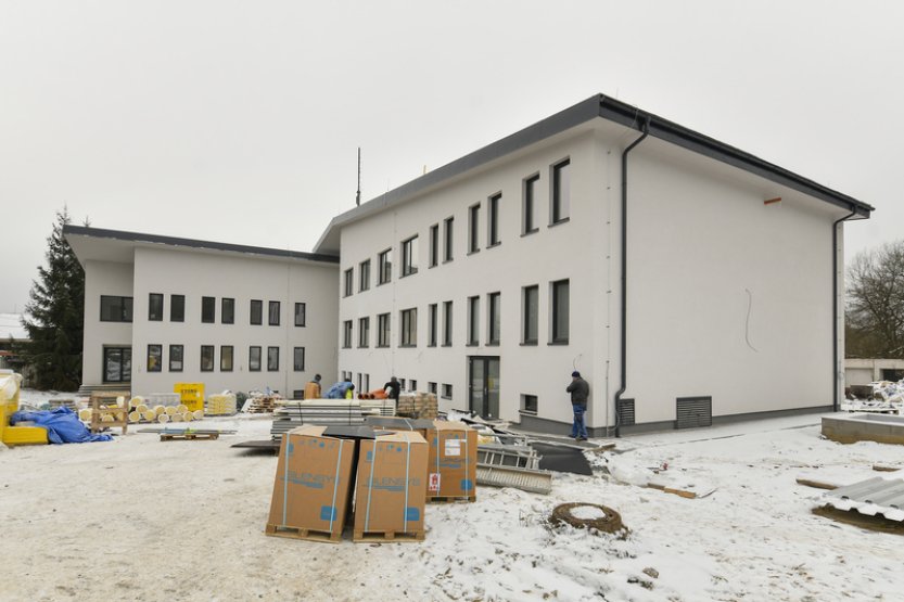 V areálu dlouho nevyužívané roty u hranic v Českém lese dokončují nový resort