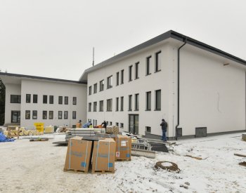 V areálu dlouho nevyužívané roty u hranic v Českém lese dokončují nový resort