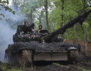 Forbes: Ukrajinec volal do Ruska pro radu s opravou ukořistěného tanku