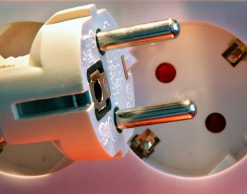 Analytici: Elektřina i přes zlevňování dodavateli v příštím roce podraží