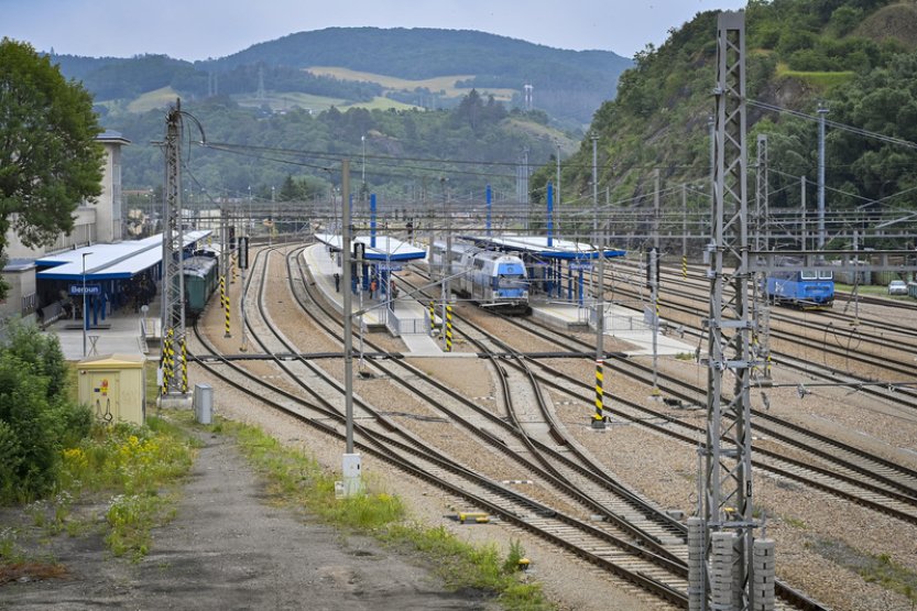 Na trati mezi Karlštejnem a Berounem začne v listopadu rekonstrukce za 2,3 mld.