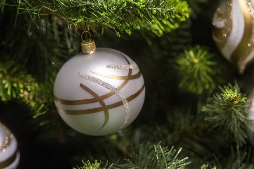 Vánoční kolekce ozdob firmy Koulier je v barevných kombinacích zlaté a bílé