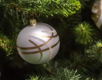 Vánoční kolekce ozdob firmy Koulier je v barevných kombinacích zlaté a bílé