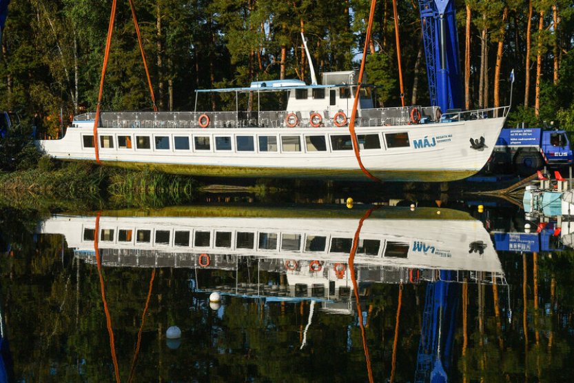 Největší loď Máchova jezera Máj čeká oprava poškozeného lodního šroubu