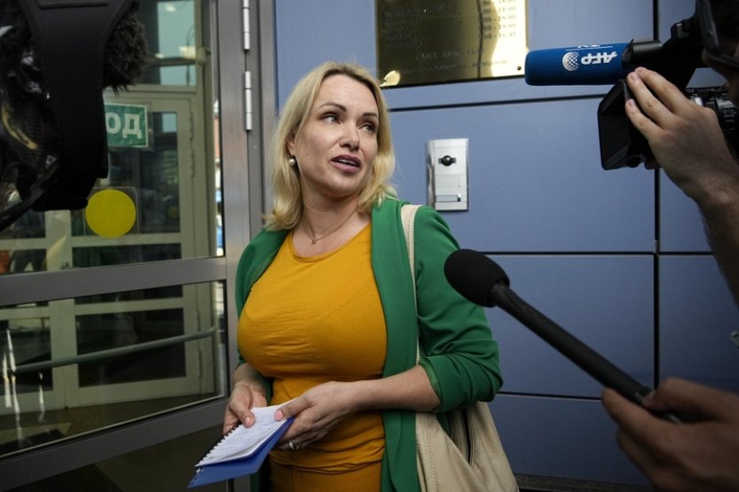 Soud vyměřil novinářce Ovsjannikovové v její nepřítomnosti 8,5 roku vězení