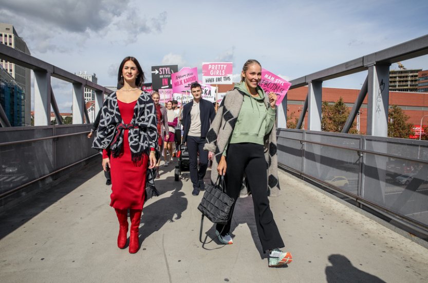Brněnskými ulicemi procházeli modelové a modelky, svezli se i tramvají