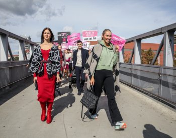 Brněnskými ulicemi procházeli modelové a modelky, svezli se i tramvají