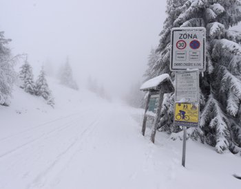 V Jeseníkách je vyhlášen první stupeň lavinového nebezpečí, stále sněží