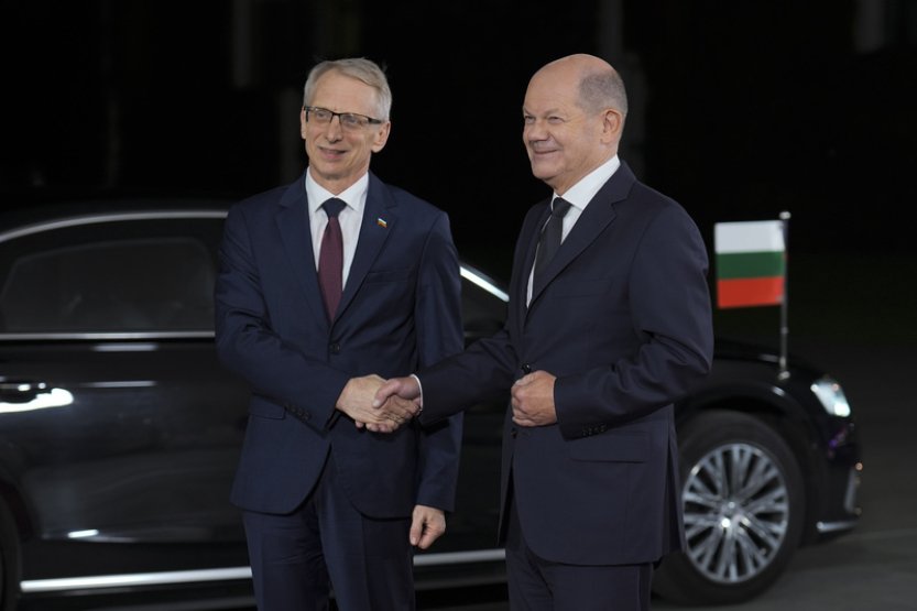 Kancléř Scholz slíbil bulharskému premiérovi Denkovovi podporu s Schengenem