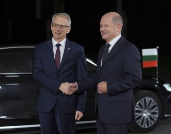 Kancléř Scholz slíbil bulharskému premiérovi Denkovovi podporu s Schengenem
