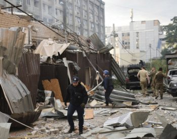 Rusko zasáhlo obchod a kavárnu ve vesnici Hroza, nejméně 48 mrtvých