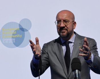 Migraci musíme čelit společně a rozbít sítě pašeráků lidí, řekl Michel