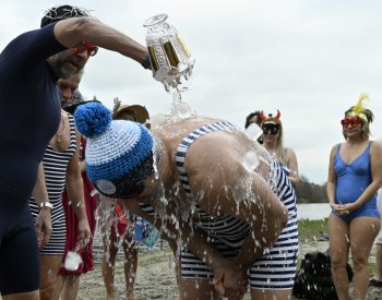 V Praze Braníku se u Vltavy konal křest nových členů otužilecké unie