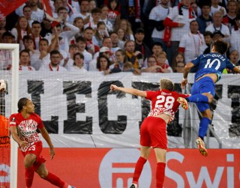 Hložek asistencí pomohl v EL Leverkusenu k výhře v Molde, uspěl i West Ham
