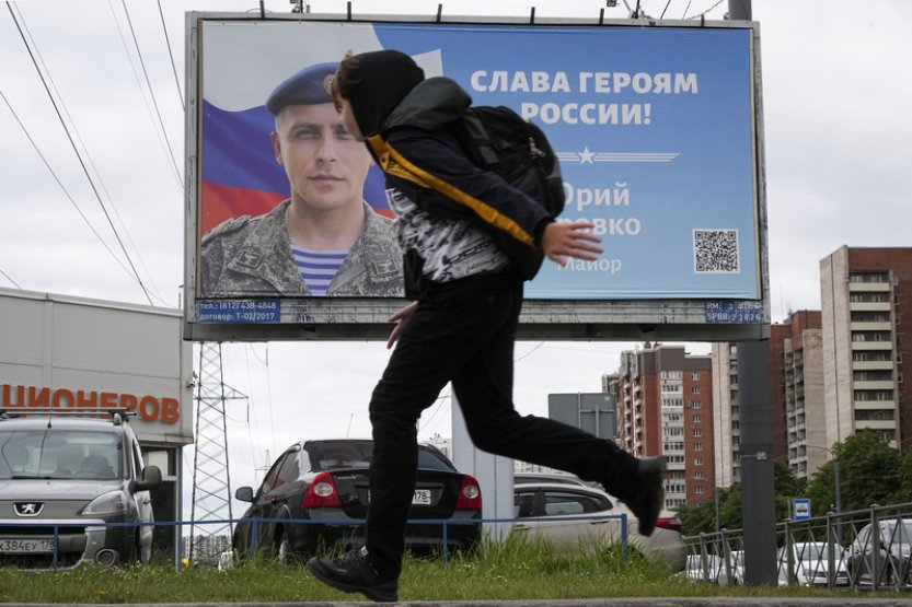 Billboard v Rusku ukazoval po sobě reklamy na službu v armádě a pohřební ústav