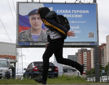 Billboard v Rusku ukazoval po sobě reklamy na službu v armádě a pohřební ústav