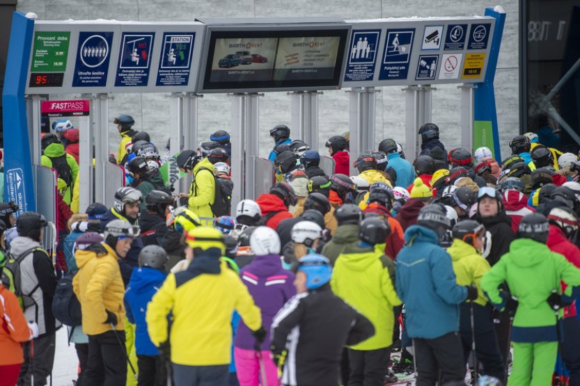 Ve Špindlerově Mlýně začala lyžařská sezona, lyžuje se i jinde
