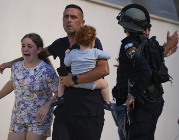 Izraelští záchranáři hlásí 40 mrtvých, boje s Palestinci a ostřelování pokračují