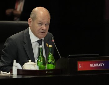 Slovem roku v Německu je dějinný obrat, často ho používá kancléř Scholz