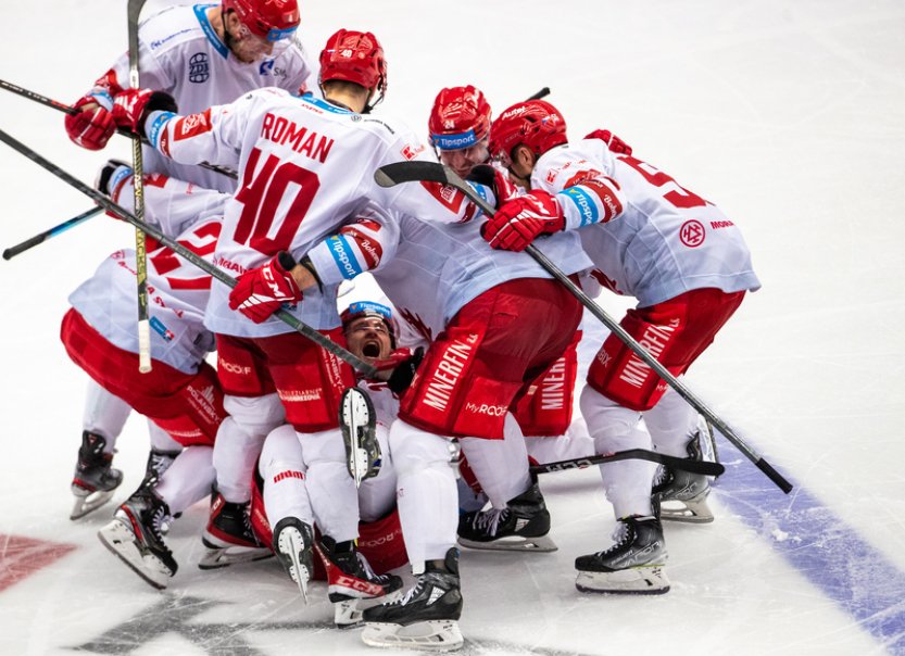 Třinec zvítězil nad Karlovými Vary, krásným gólem se blýskl Roman
